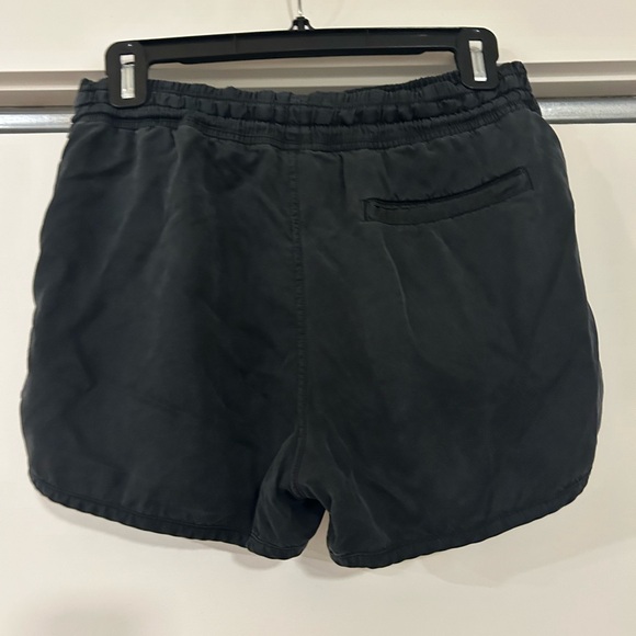 Lululemon shorts size 6 black charcoal - Picture 3 of 3